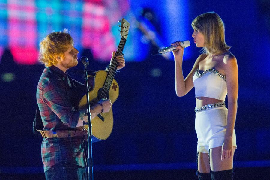 TeamSheeranBRA's tweet photo. Ed com Taylor no palco #9 #edsheeran #tedbr #RockInRioUSA http://t.co/b6xXF0Q2G9