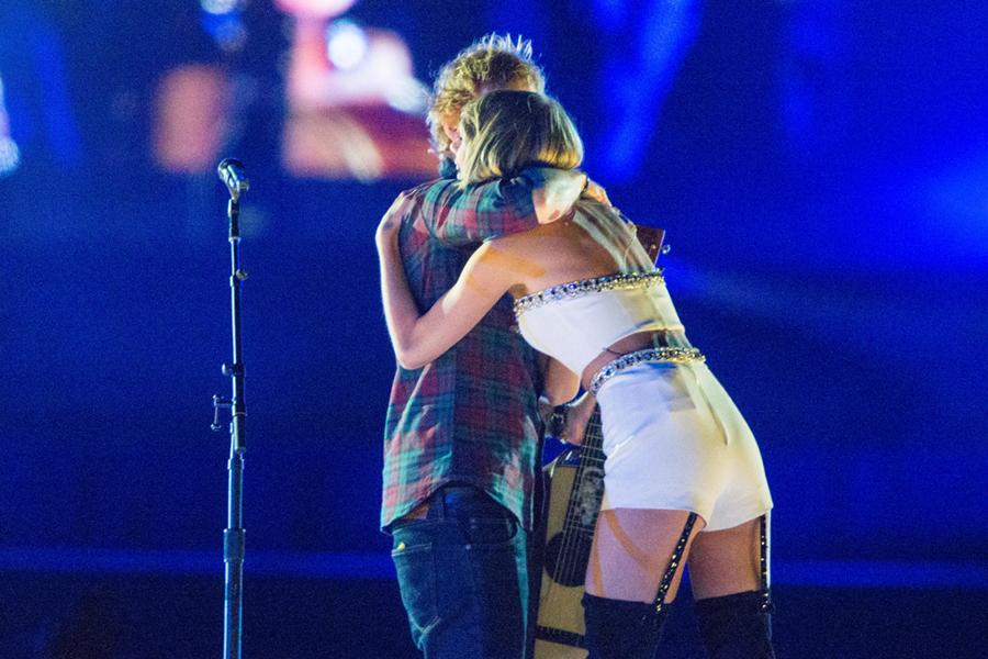 TeamSheeranBRA's tweet photo. Ed com Taylor #10-11 ☺ #edsheeran #tedbr #RockInRioUSA http://t.co/PANM2QVnoI