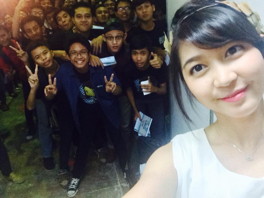 VeeJJKT48's tweet photo. "@veJKT48: Terimakasih telah meramaikan bilik nomor 1~ Senang bisa bertemu &amp; ngobrol" lagi sama kalian^^ http://t.co/o0S7N6n9xm"
