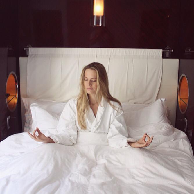 anda1000words's tweet photo. Curing my bad case of HDD (Holiday Deficit Disorder) by staying in bed until noon! #EndHDD @RoyaltonNYC #morganshotel http://t.co/QtmnkbpuSI