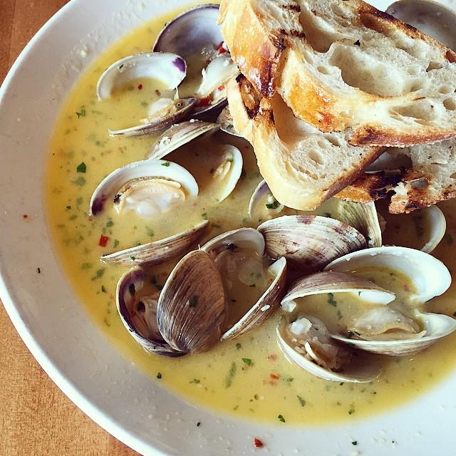 pizzasomm's tweet photo. clams by the beach. @thefisherysd #seafood #lunch #foodpic #pb #sd #sandiego #yum http://t.co/YMYj3TuSJN