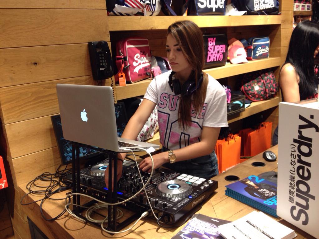 @MarianAriss dj de @plastic_es amenizando nuestro 3r aniversario en Supedry @LaMaquinistaBcn. <a href="/MoritzBarcelona/">Moritz Barcelona</a> &amp; -20%