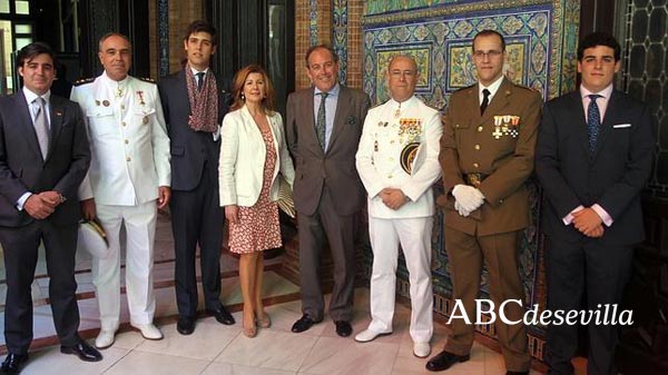 abcdesevilla's tweet photo. La jura de bandera del ciclista atropellado frente a Capitanía http://t.co/2bndBM9efR | #Sevillahoy http://t.co/1FBGfU62mn