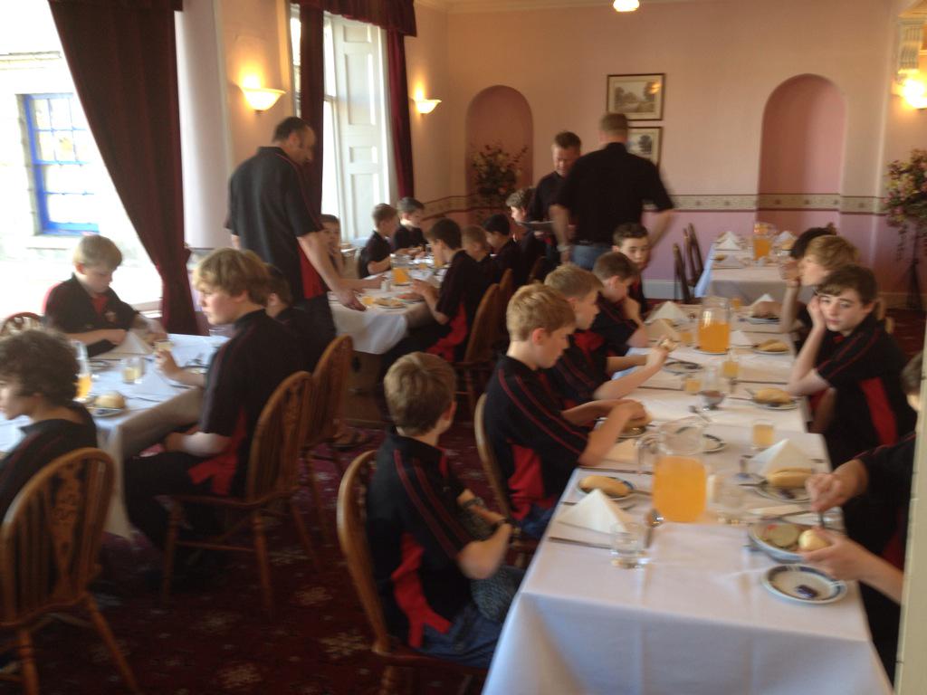 DivYeKen's tweet photo. Feeding time! http://t.co/7BfU0eK3DK