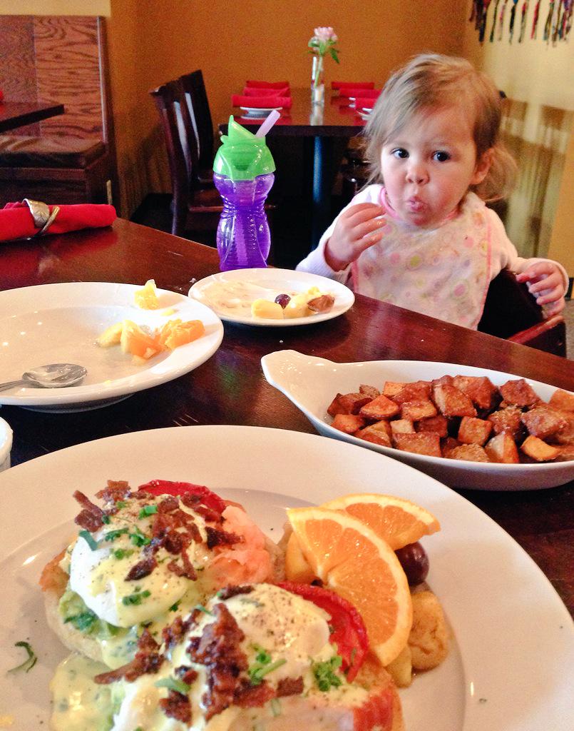 BraydenCoombs's tweet photo. Daddy-daughter brunch date in Hyde park 😍 #nokidsmenu #breakfastthugs https://t.co/FRg7S2eQ06 http://t.co/J5ZRuQ4YeI