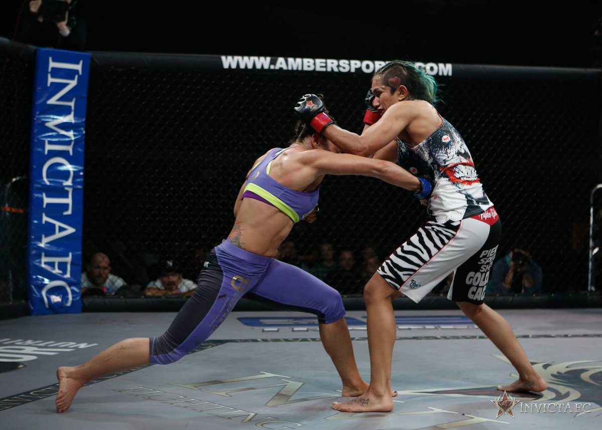 InvictaFights's tweet photo. .@JodieEsquibel lands a perfectly placed body shot at #InvictaFC9 http://t.co/WavZWpwmsM