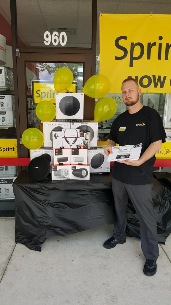 Joethesprintguy's tweet photo. Hey north fort Myers come see us at the merchants crossing we are making deals
@mzbatz @HollyJoyRamos @CCSprintShack http://t.co/PUy1hzceRa