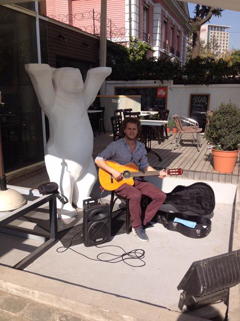 CaravanaTrio's tweet photo. #Recién  José de @CaravanaTrio  poniendo su talento en #Artium Galería de #Arte en #Santiago. Sábados a las 12. http://t.co/mRGfrgsPiy