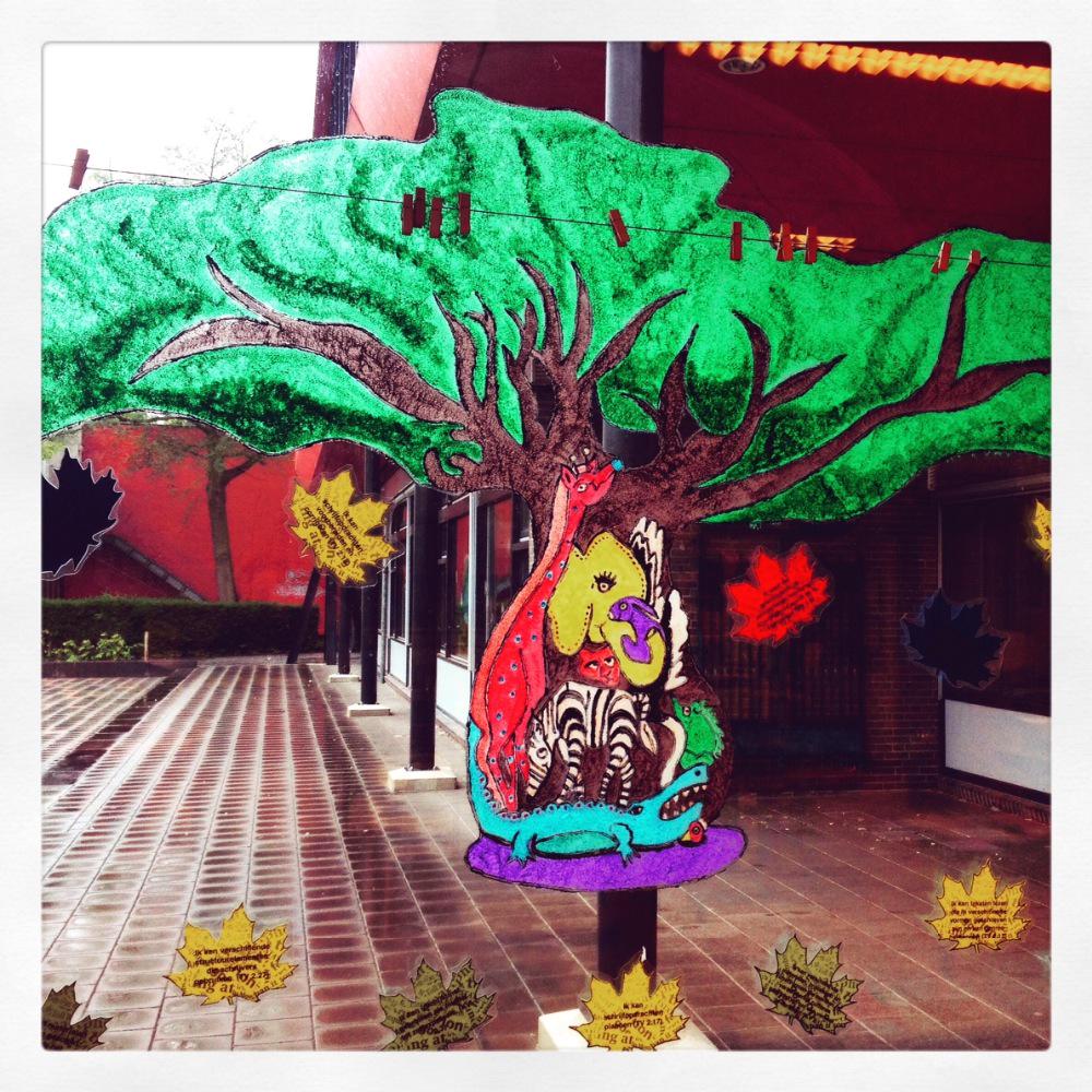 GSV_HB1's tweet photo. Raamschildering bij het thema #verhaleninallevormen #underthebaobabtree #HB2 http://t.co/20Cn1GLLkY
