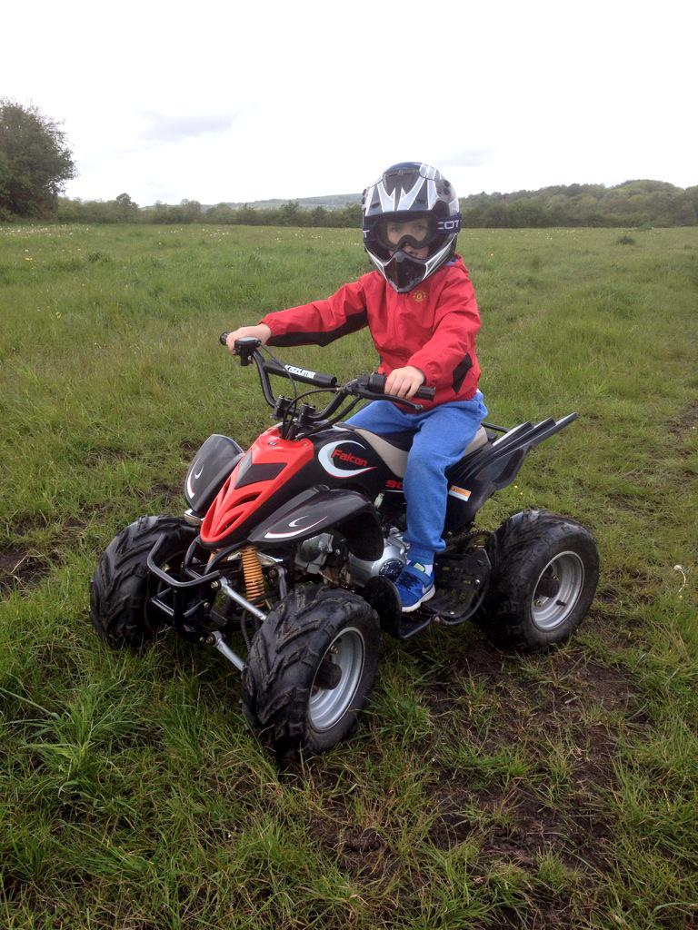 redlinedevelop1's tweet photo. Fun in the sun.. Dad n Lads ☀️💨💨 
http://t.co/qwxrbYebul http://t.co/mYNkzk78a0