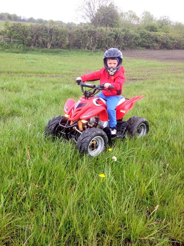 redlinedevelop1's tweet photo. Fun in the sun.. Dad n Lads ☀️💨💨 
http://t.co/qwxrbYebul http://t.co/mYNkzk78a0