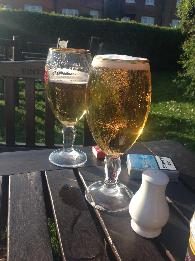 crystalhart23's tweet photo. Suns out beers out @cmansfield14  😘 http://t.co/CzRQdm2Rm0