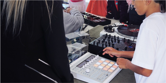 Edison is putting game-changing spins and mixes all over #MakerFaire. <a href="/ThudRumble/">Thud Rumble</a>