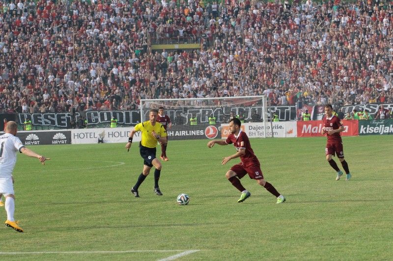 Velkoski controls the ball in the derby Velkoski controls the ball in the derby