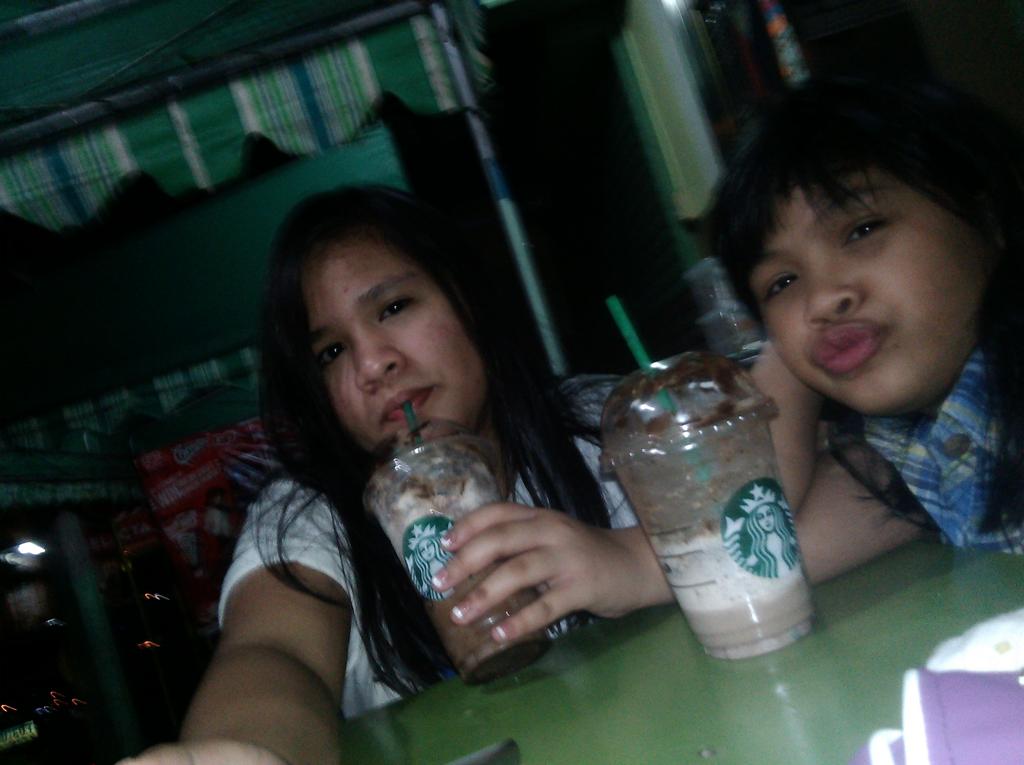 OFFICIALLY_PHIA's tweet photo. Starbucks w/ ate @Daph5SOS 😀😀 http://t.co/bmttmLUlsk
