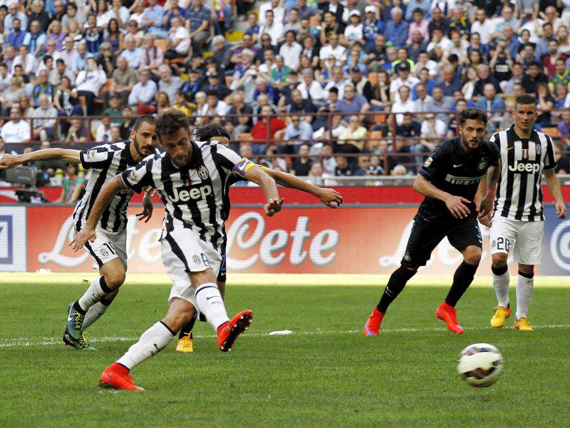 VIVAcoid's tweet photo. RT @VIVAbola: Juventus Tumbangkan Inter Milan di Meazza http://t.co/oh7eNIhDIY http://t.co/8gemqhbvNf