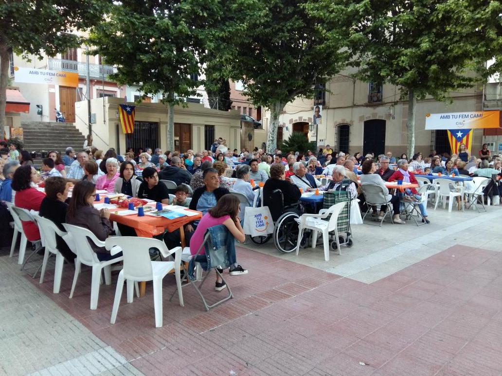 idesannicolas's tweet photo. A l'acte  de campanya de @ciumasnou amb en @perepares #somgentcomtu #anarmesllunyespossible #elmasnou #femcami http://t.co/BjQ09p7XBb