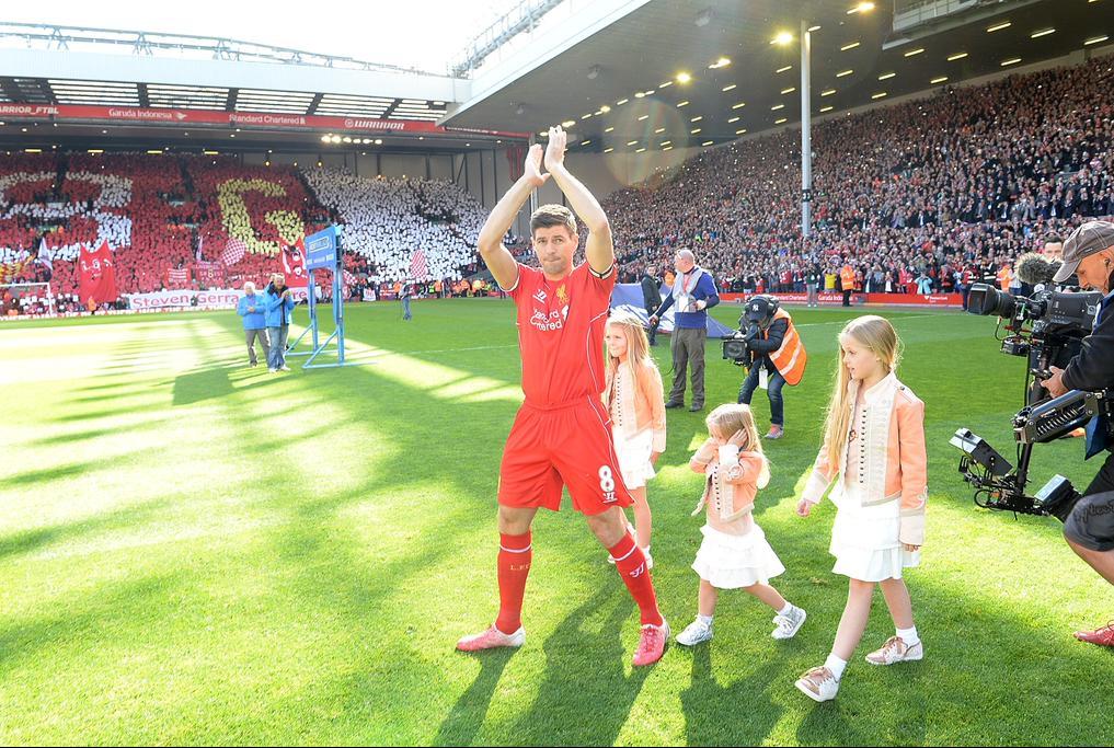 DeportesCuatro's tweet photo. Steven Gerrard se despide de Anfield ¡Impresionante adiós de todo el @LFC ! http://t.co/PDULz4bL58 http://t.co/8dvJZfhr6E