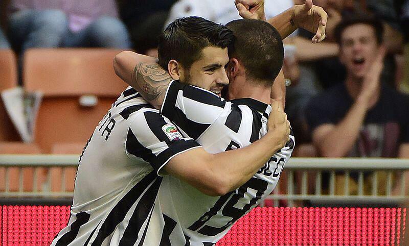 AlvaroMorata's tweet photo. Tres puntos más y un gol más... Cerramos una semana increíble para el equipo!! #ForzaJuve http://t.co/6twDQdVs9w