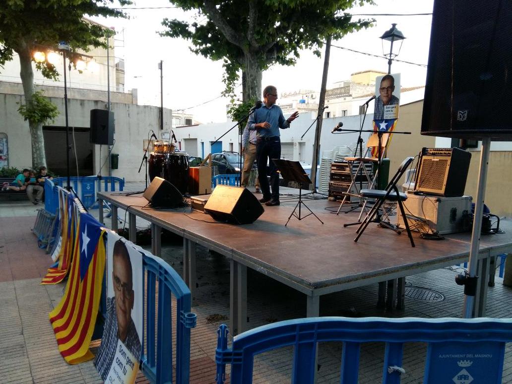 idesannicolas's tweet photo. A l'acte  de campanya de @ciumasnou amb en @perepares #somgentcomtu #anarmesllunyespossible #elmasnou #femcami http://t.co/BjQ09p7XBb