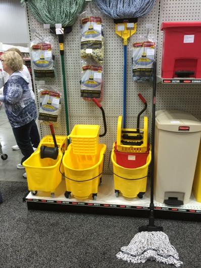 PoolWesley's tweet photo. Saw these #mopbuckets and thought of @gordonkeith and @junior_miller http://t.co/3yp35IXWca