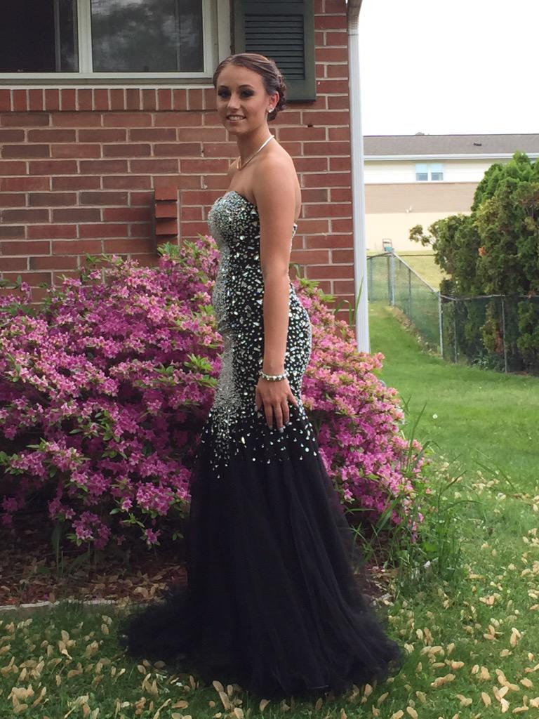 TracieShank's tweet photo. Senior prom http://t.co/8oMAKyVqrD