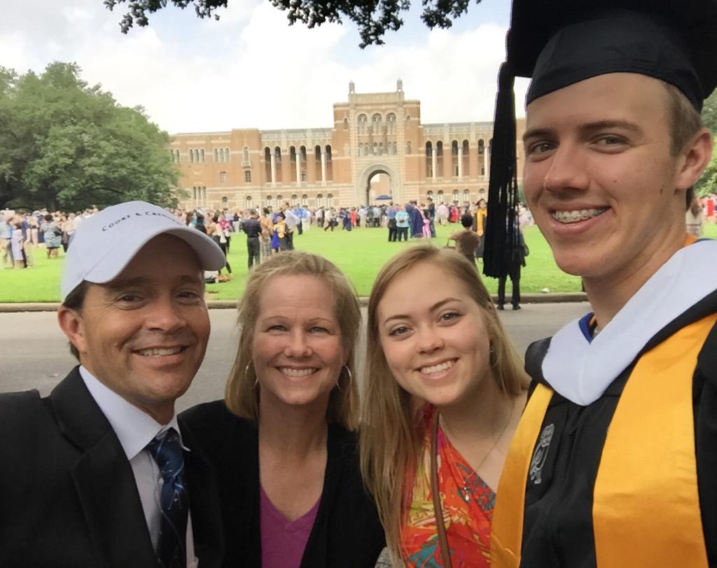 JBIIIgolfR's tweet photo. What a great experience the last two days! A celebration of the last 4 years. #OwlGrad15 http://t.co/9Mkq3sQGza