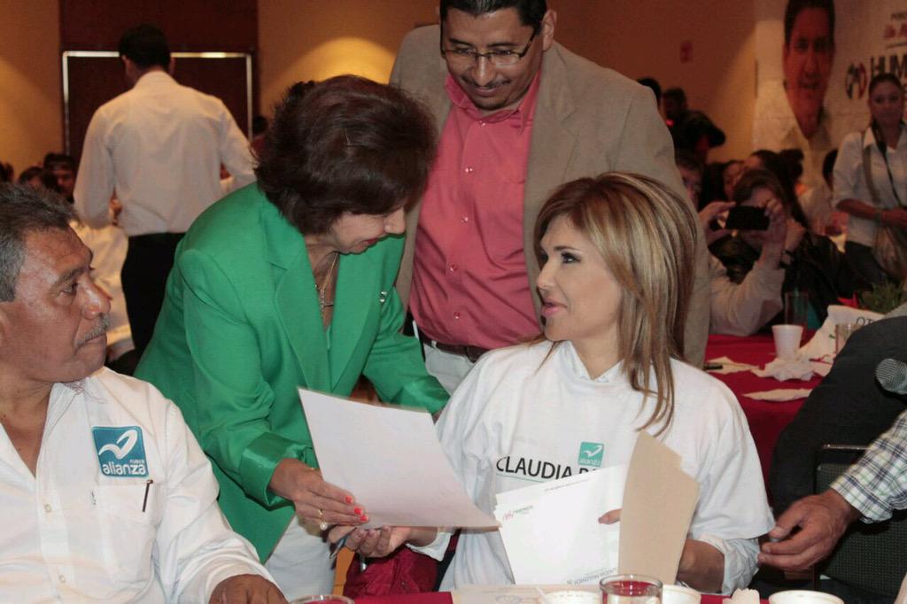 ClaudiaPavlovic's tweet photo. Seguimos celebrando a los maestros en Nogales, mi reconocimiento y compromiso, juntos por una educación de calidad http://t.co/Ry1DEqs83j