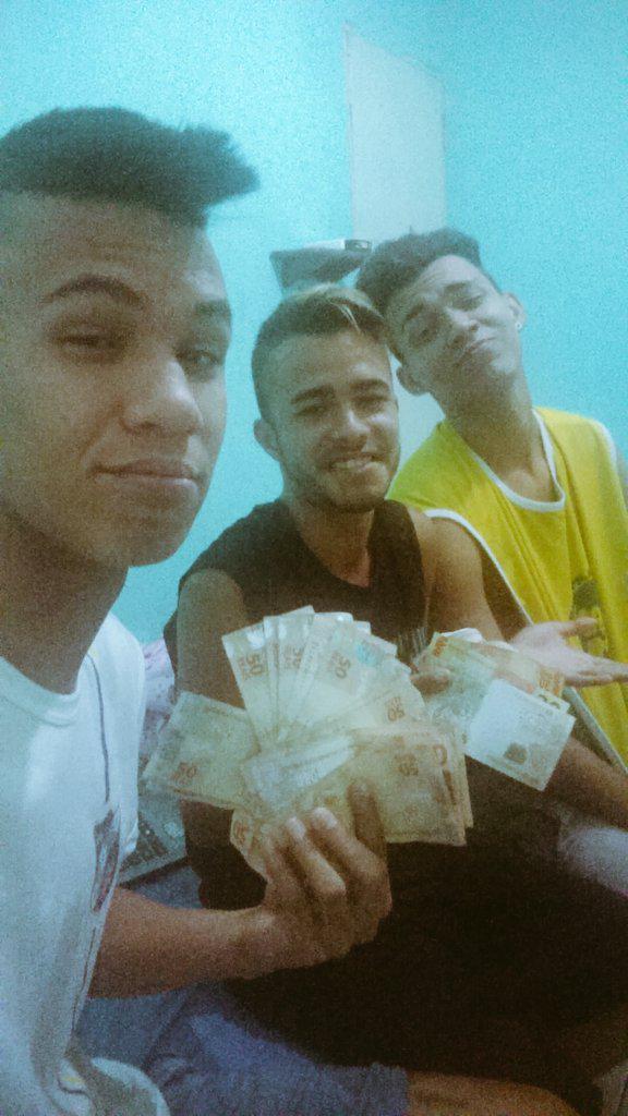Theuss_henrique's tweet image. #SPML so pra começar a noite 😂🍻💸 🔞