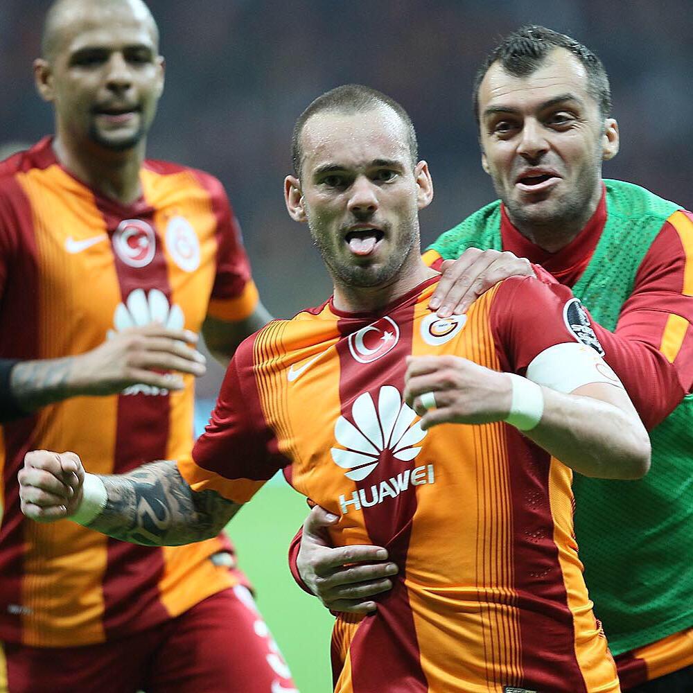 Pandev greets Wesley Sneijder after his goal Pandev greets Wesley Sneijder after his goal
