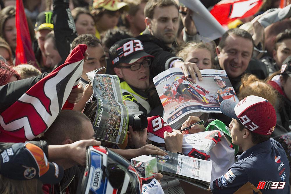 marcmarquez93's tweet photo. Ambientazo en el circuito. / Great atmosphere. 👏 http://t.co/hfmR4OKqWh