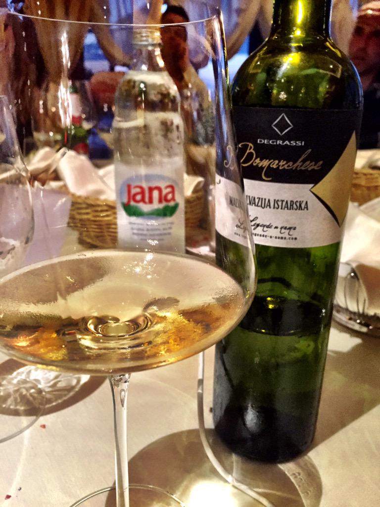 Questa sera si beve #Malvasia di @DegrassiWines a #shareistriaitalia #istria #wine con @VisitIstra #janawater