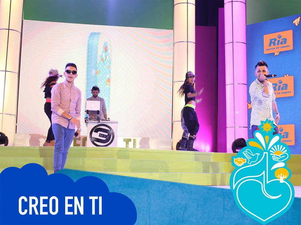 Presentando en el escenario a Grupo Tr3z #TeletonSV