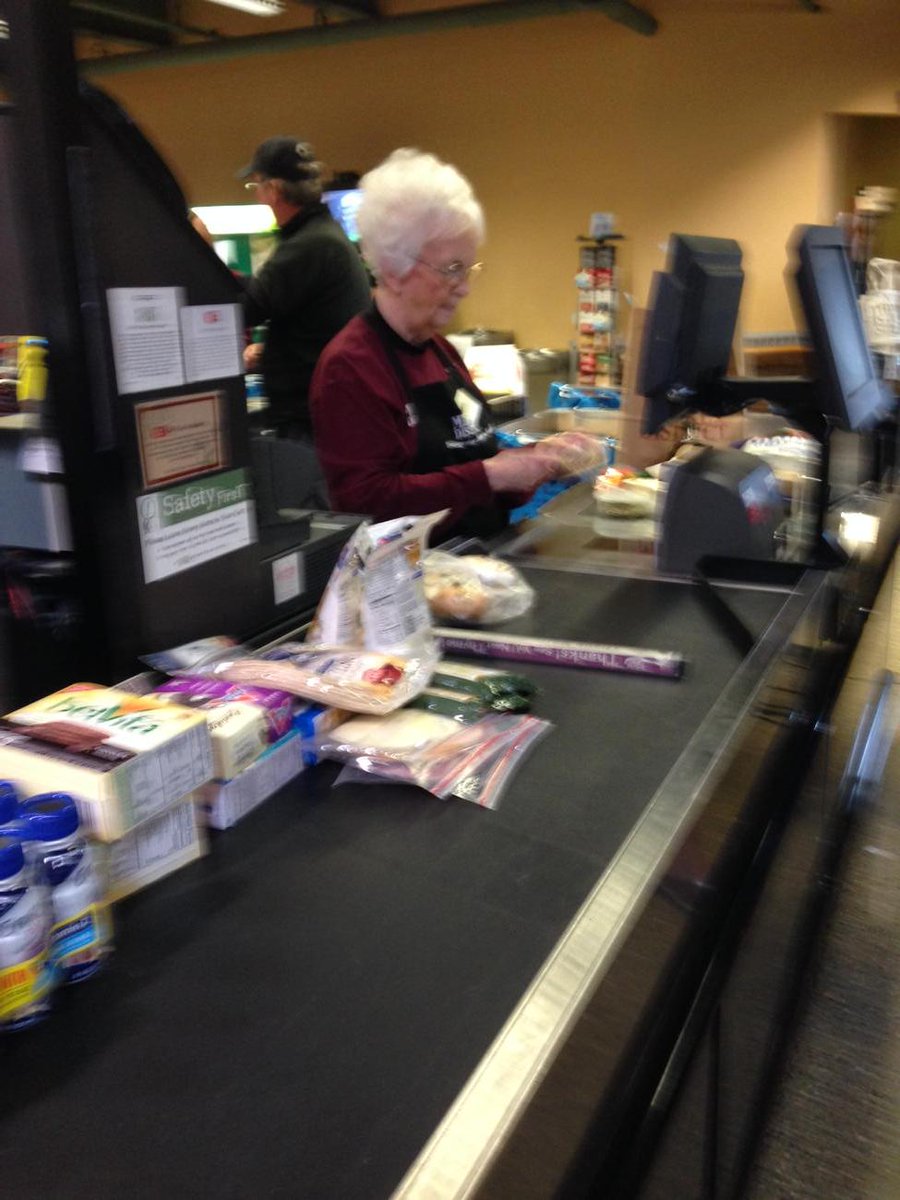 TransCounty's tweet photo. At giant eagle market district. No one is bagging for this cashier http://t.co/k9tNGXWs4Z