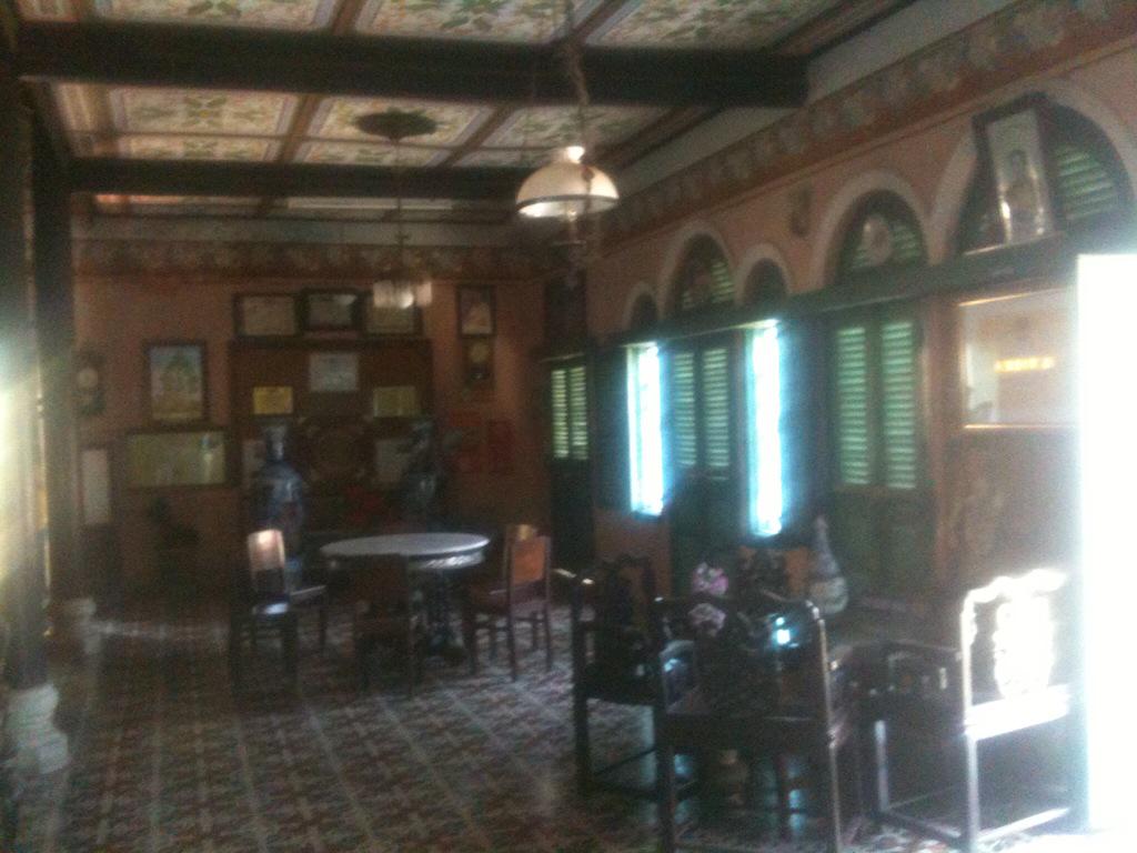 D0ngTu's tweet photo. Old western-asian house built in late 19th century in Vietnam #TayDo #CanTho #Vietnam http://t.co/KQsA6jaeqN