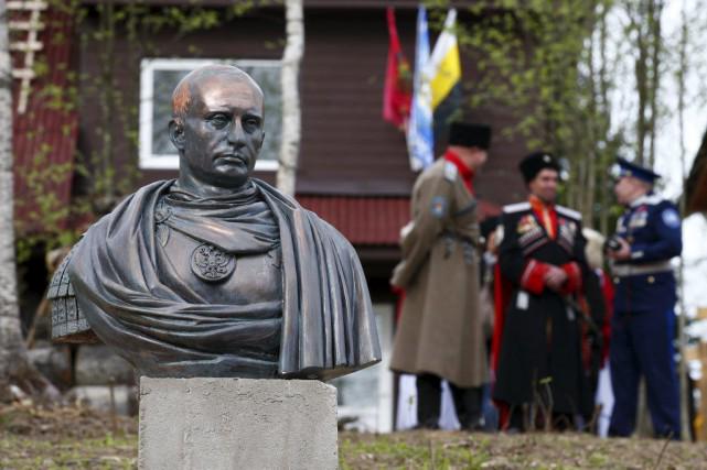 Saint Pétersbourg : inauguration d'un buste de Poutine CFJqVcrWIAADgAb