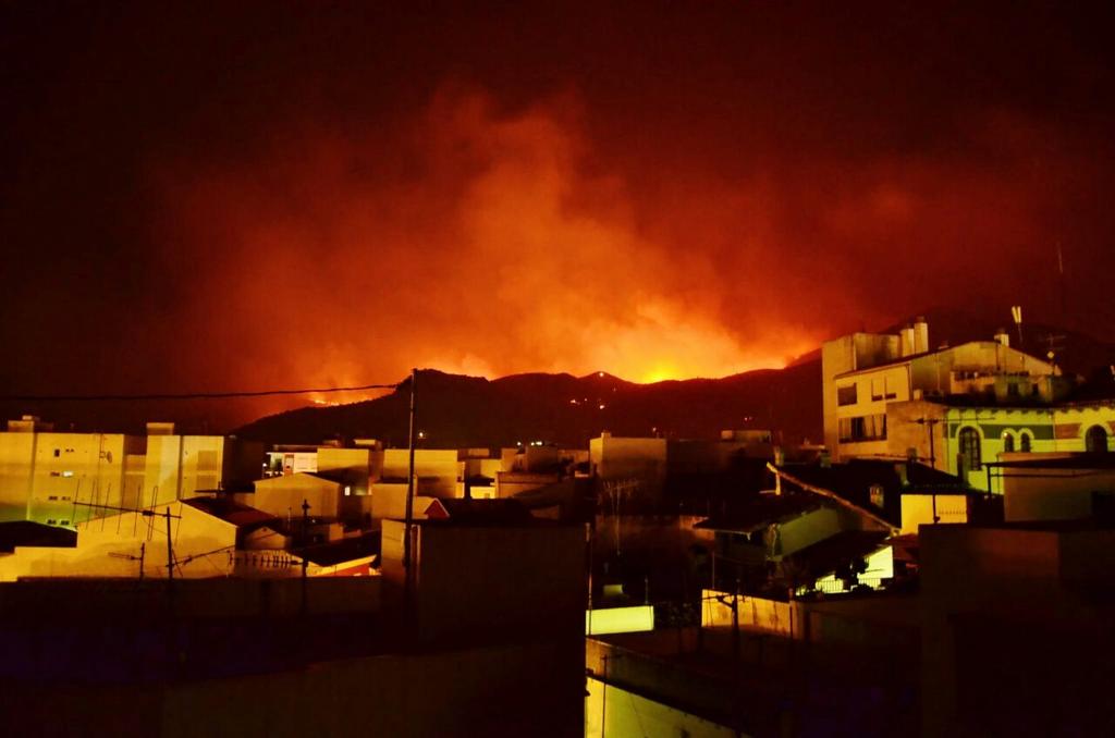 CarlesSendra's tweet photo. He vist un poble plorar mentre lluitava entre flames #Solselpoblesalvaelpoble http://t.co/3VaJvgUlco