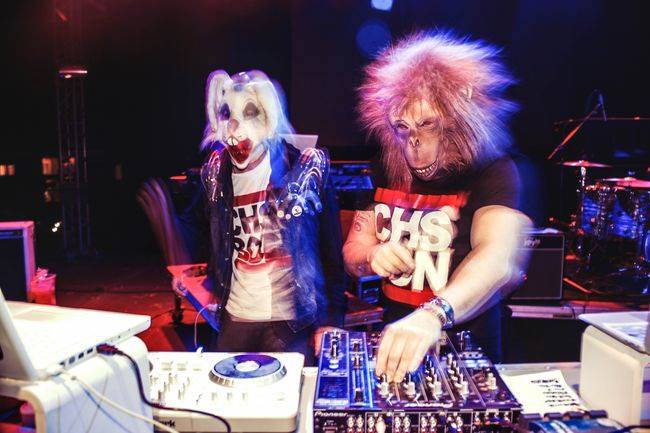 RadarEstudios's tweet photo. Hoy 23:55h Estos dos personajes @CheeseBaconDjs protagonizan con #CarycarDj's + #DjFlor el 1º #ElectricClub en @Mondo http://t.co/6s2obU1HgZ