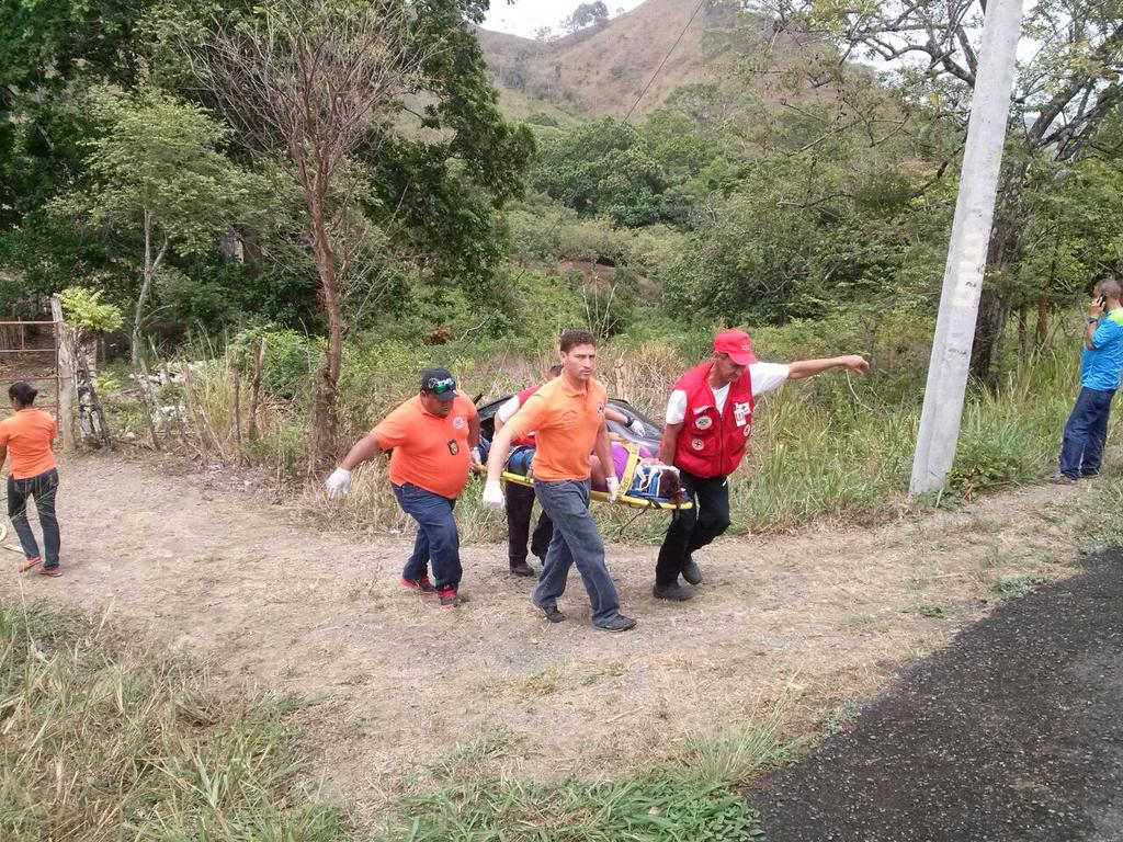 Vuelco en la vía hacia Tonosí deja dos personas heridas. Info <a href="/PACIFICOMONTERR/">PACIFICO MONTERREY</a>