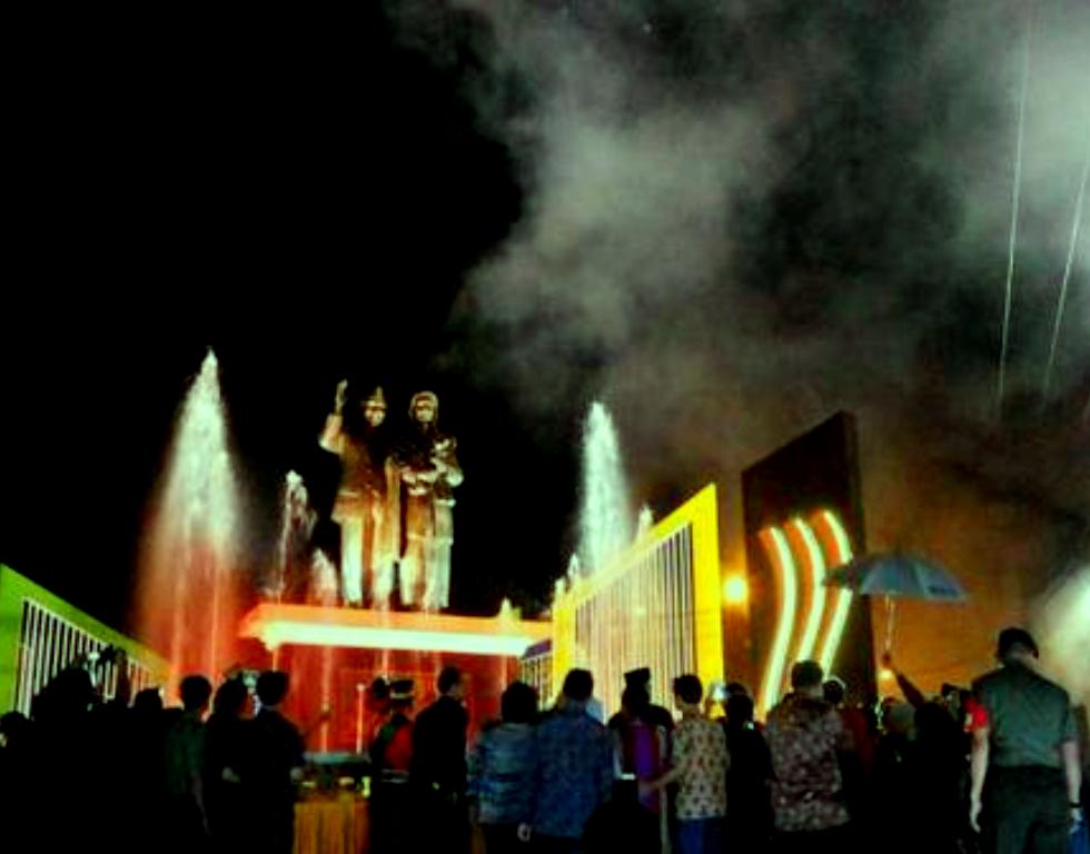 Visit_Parepare's tweet photo. Monumen Cinta Sejati Habibie &amp; Ainun🌷
 Alun-alun Kota🌴 (Lap. Andi Makkasau) @_KotaParepare_ 
#VisitParepare http://t.co/4VtQRwLH8L