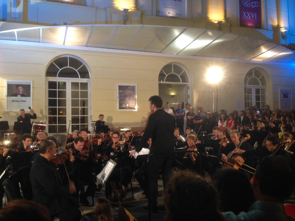 LosMisElMusical's tweet photo. El público del @TeatroCervantes se rinde ante la @filarmonimalaga y @ArturoBoscovich http://t.co/TomQta4FWf