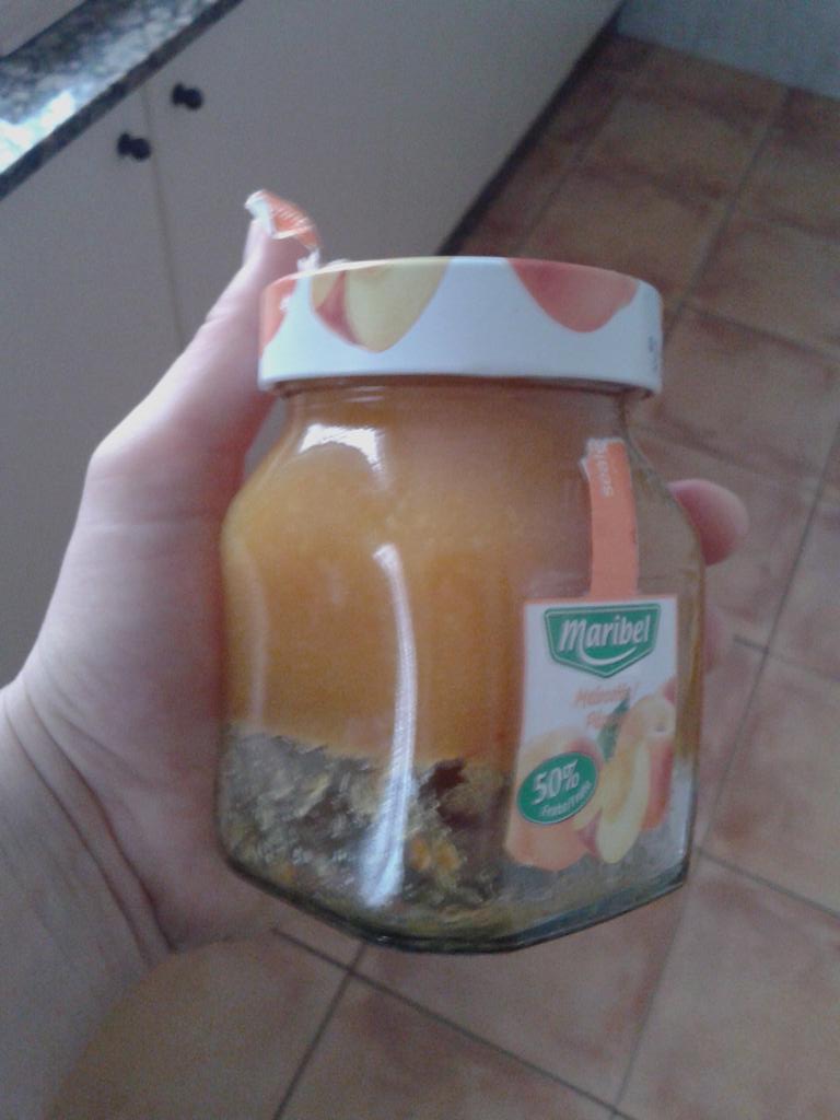 mariam_ns's tweet photo. Mermelada casera ligera,  tan ligera que no toca el fondo :-P http://t.co/VKMccA3Mj1