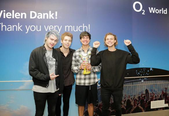 monfoolish's tweet image. 5SOS receiving the Berlin Welcome Bear! #ROWYSOBerlin
