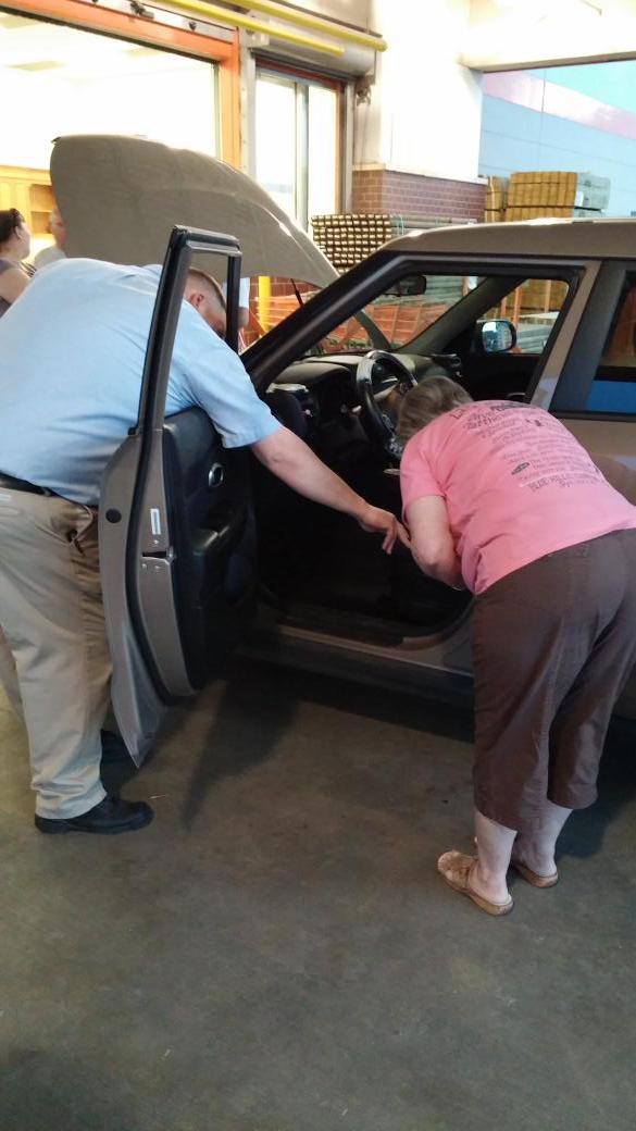 NCFlamingo's tweet photo. #3609 #moreautomotivepicts #ladiesintheknow @Nichole_Hd @StacyWaltonTHD http://t.co/mQt7qnA1L3