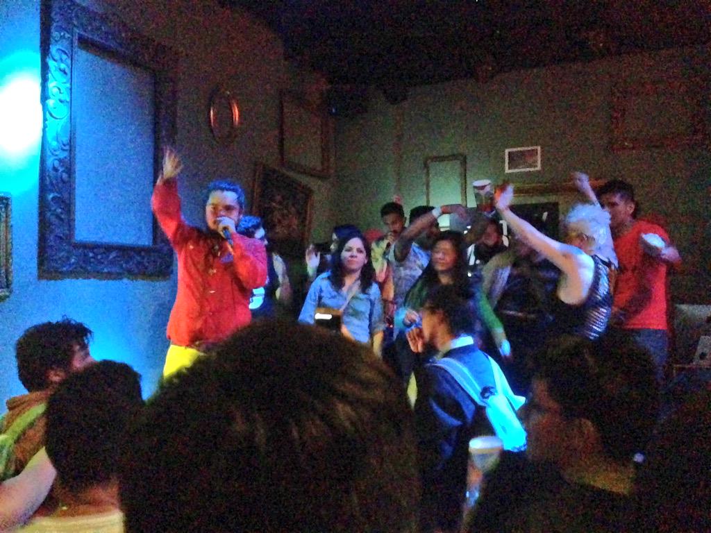 FestivalMarvin's tweet photo. .@sonidosatanas incitando el baile pegadito en @taraenlaroma #FestivalMarvin @ArcaLab http://t.co/OwCxKu2xwD