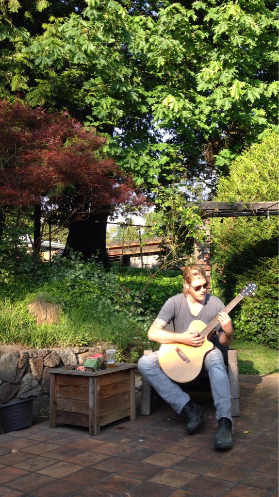 VeraFarmiga's tweet photo. Lord, he takes my breath away. Man loves his guitar. I love my man. @rennhawkey #ifallinloveagain&again http://t.co/5ijTP69Z8A