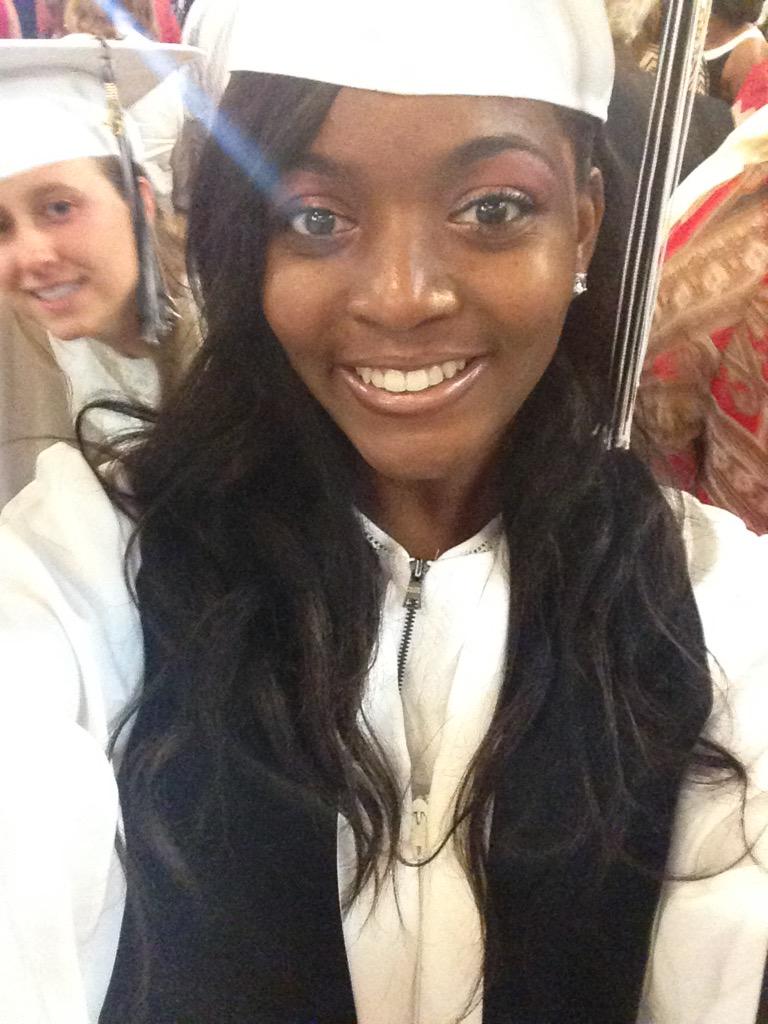 chhe_'s tweet image. I graduated today #classof2015 #MomIDidThisForYou #FirstGenerationStudent #2k15 #CumLaudeGraduate