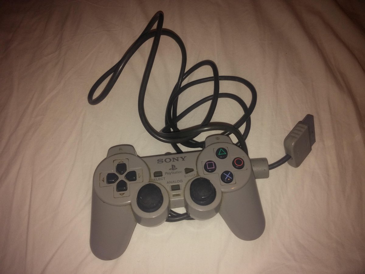 vaiRENNER's tweet photo. controle de ps1 que tenho desde 1999... usei ele até 2010...
#taSUJO http://t.co/9WnvOqnOLE