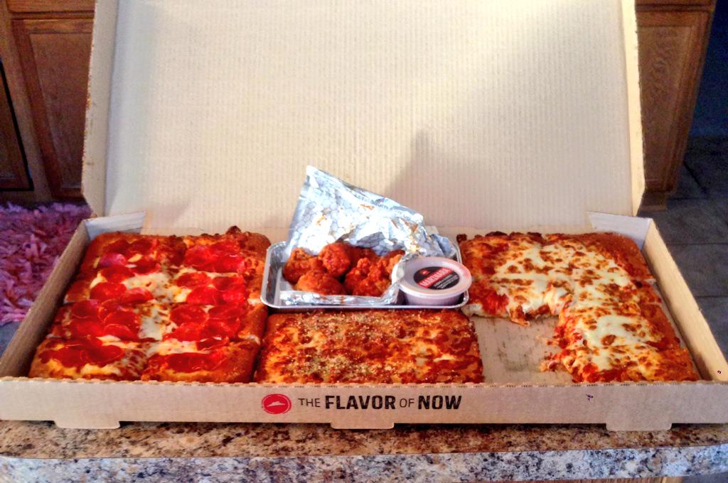 ill_eagle825's tweet photo. Currently..... #BigDinnerBox @pizzahut http://t.co/BtRuNQvc3X