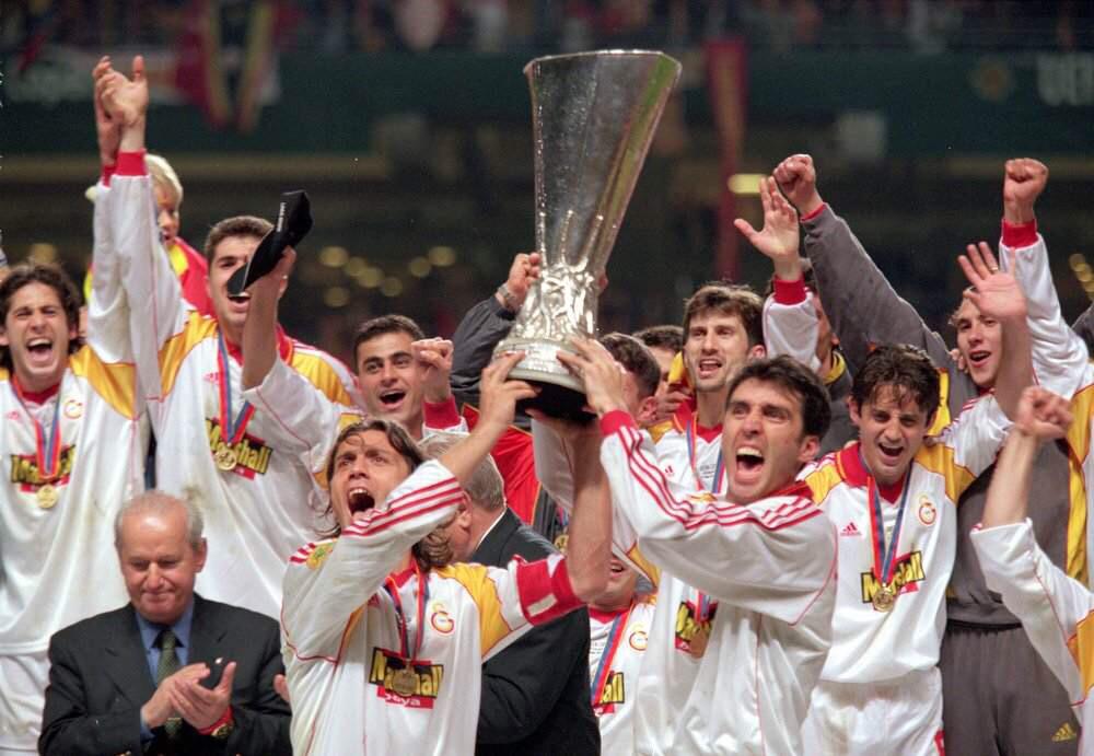 GalatasaraySK's tweet photo. GERÇEKLERİ TARİH YAZAR, TARİHİ DE GALATASARAY! #17MAYIS2000 http://t.co/MiwVPD9uEE